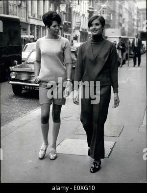 Septembre 09, 1966 - Fashion Show à Londres : un mannequin défilé pour lancer une nouvelle gamme de tricots de luxe et coordonnée des tenues de Banque D'Images