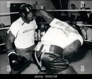 Septembre 09, 1966 - LES TRAINS DE FLOYD PATTERSON POUR COOPER LUTTE : Ex-World Heavyweight Champion, Floyd Patterson, était aujourd'hui la formation à l'art noble sport, Hempstead, dans la préparation de son combat contre Henry Cooper à Wembley le 20 septembre. Photo : Keystone montre- Floyd Patterson prend un partenaire d'entraînement de gauche, Wendell Newton - au cours de la formation aujourd'hui. Banque D'Images