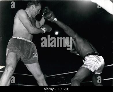 Septembre 09, 1966 - Tout droit à Gauche : Londres : un Crouching Floyd Patterson, ancien champion du monde des poids lourds, vise un tout droit à gauche et le champion poids lourd de l'Empire britannique Henry Cooper pendant leur service 10-concours ronde à Wembley ce soir. L'ancien Champion du Monde a remporté le combat lorsqu'il a frappé le champion britannique dans le quatrième tour. Banque D'Images