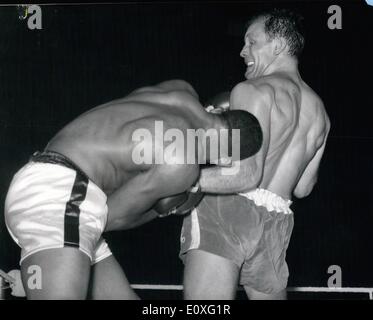 Septembre 09, 1966 - L'INTIMIDATION DANS : Londres : l'ancien World Heavyweight Champion Floyd Patterson (à gauche) FACE À HENRY COOPER, BRITANNIQUE ET EMPIRE Heavyweight Champion, AU COURS DE LA DEUXIÈME SÉRIE DE LEUR SERVICE 10-CONCOURS RONDE À WEMBLEY CE SOIR. PATTERSON A GAGNÉ LE CONCOURS LORSQU'IL A ÉLIMINÉ LE CHAMPION BRITANNIQUE DANS LE QUATRIÈME TOUR. Banque D'Images