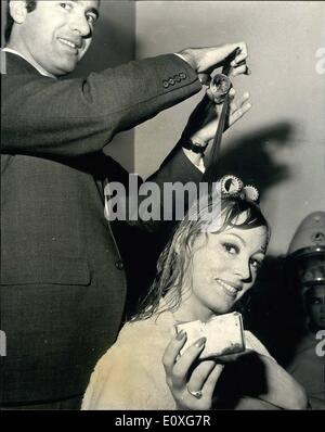 11 novembre 1966 - ''Miss monde'' à l'investiture se faire de Cheveux : certains candidats de demain,allait le long de la coupe de cheveux au salon d'Alan de Piccadilly,-dans le Strand Palace Hotel.photo montre. Miss Danemark (Irene Poller Hansen), photographié au cours de sa coupe de cheveux aujourd'hui. Banque D'Images