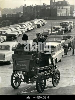 11 novembre 1966 - Boissons, etc, pour être vendus aux enchères ; début de bicyclettes, Vintage Motor Cycles, modèles de moteurs, véhicules et transport voiture automobile Lampes et Mescellanea, et ancien combattant, Edwardian et vintage motor cars, sera vendu aux enchères par Sotheby's à Earl's Court, le vendredi 4 novembre. La photo montre un moteur Millot (env. Vintage 1900) d'être poussés à l'Earls Court aujourd'hui, par Allan Hancock, de Rex, Mayfair. Il a conclu qu'il ne soit utilisé comme un moteur statique sur une ferme dans le sud de la France, il a apporté, et rénové à son présent excellent état. Banque D'Images