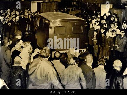 Le 15 novembre 1966 - Harry Roberts est capturé ? Les trois mois chasser pour Harry Roberts prend fin lorsqu'il a été arrêté peu avant midi aujourd'hui. Il a été trouvé dans un vieux hangar utilisé pour stocker les aliments pour bétail à 300 m de la pointe de bois sans titre by munier ?s, près de Bishop ?s Startford, Herts. Robert a été arrêté à environ un mille de sa cachette dans les bois voisins Thorley. Plus tard, il a été conduit à Shepher's Bush siège de la police. Photo : Keystone montre le van avec Roberts en arrive à Shepherd's Bush Station de Police de Bishop's Stortford ce soir. Suis/Keystone Banque D'Images