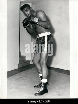 Septembre 09, 1966 - Les trains de Floyd Patterson pour Cooper lutte ; Ex-World Heavyweight Champion, Floyd Patterson est aujourd'hui la formation à toi Noble Art Sport, Hamstead, dans la préparation de son combat contre Henry Cooper à Wembley le 20 septembre. La photo montre la pose de combat d'aujourd'hui Floyd Patterson. Banque D'Images