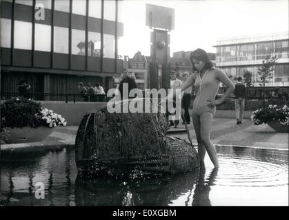 Septembre 10, 1966 - Un grand spectacle a eu lieu sur le toit du Centre Européen à Berlin. C'était une exposition par Ben Wargin sur statues, où plus de 30 participants exhibitioners, y compris des noms tels que Gerson Fehrenbach, professeur Genda, Karl Hartung, et Bernhard Heiliger. Photo : Nicole ici est un amateur d'art et vous pouvez dire. Depuis l'artiste français Olivier Descamps's statue est dans l'eau, il a quitté son pas d'autre choix que de sauter à droite sur en pour regarder de plus près. Banque D'Images