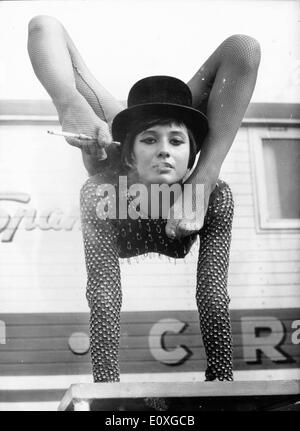 Senorita Acrobat Fatima fumer une cigarette avec ses pieds tout en posant une main stand Banque D'Images