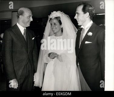 Septembre 26, 1966 - Réception de mariage au Royal Festival Hall - Olga Forte, fille de M. et Mme Charles Forte, s'est marié aujourd'hui à Sainte Marie à Hampstead, Alessandro, fils aîné du général et Marchesa Polizzi di Sorrentino, de Rome. Sept cents invités ont assisté à la réception whih est tenue au Royal Festival Hall. Photo : Keystone montre- Ex-King Umberto d'Italie, à gauche, des chats aux mariés à la réception d'aujourd'hui. Banque D'Images