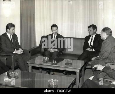 Le 23 novembre 1966 - Edward Kennedy à Alger : Edward Kennedy accompagné du sénateur Tunney (démocrate, Californie) sur un Three-Day visite à Alger d'où ils vont procéder à la Tunisie. Pré Tunney (à gauche) et Edward Kennedy (à droite) sur la photo lors de leur visite au Président Boumedienne (Centre) à Alger hier. Banque D'Images