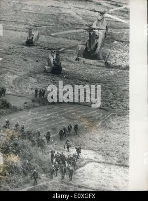 Le 23 novembre 1966 - Vue aérienne du champ de bataille : c'est l'avis d'un oiseau, ou un hélicoptère obtient des hommes dans un champ de bataille alors qu'ils commencent à se déployer, à la recherche de leur ennemi armé jusqu'aux dents. Ils ont l'air très faible par rapport à l'rizières vietnamiennes qui peuvent devenir tachées de sang avant la fin de la journée. Banque D'Images