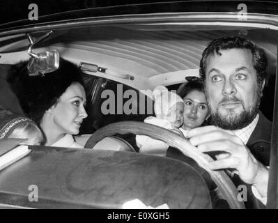 Tony Curtis et Christine Kaufmann équitation dans la voiture avec leur famille Banque D'Images