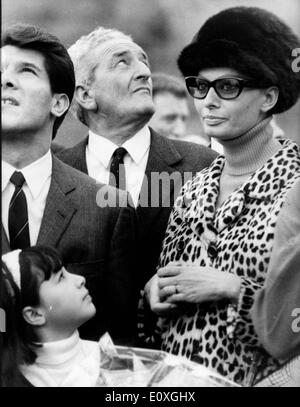 Actrice Sophia Loren à un match de football Banque D'Images