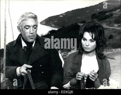 Le 12 décembre 1966 - une grande distribution d'acteurs est à l'île d'Elbe pour travailler dans le film ''The Rover'' réalisé par Terence Young et d'après le roman de Joseph Conrad, produit bby Alfredo Bini. Les étoiles sont Rosanna Schiaffino, Anthony Quinn, Richard Johnson Rita Hayworth. Banque D'Images