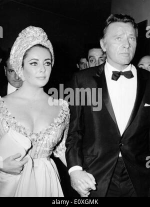 L'actrice Elizabeth Taylor avec son mari Richard Burton au théâtre Sistina Banque D'Images