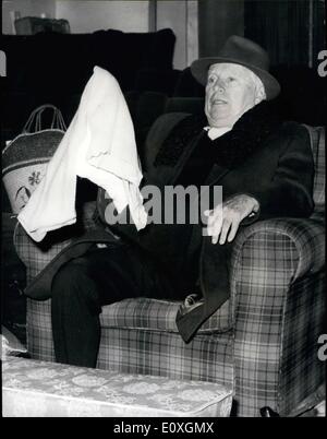 07 octobre 1966 - 7-10-66 Charlie Chaplin retour au travail. Charlie Chaplin, 77, qui s'est cassé la cheville lors d'une chute à Pinewood Studios mardi dernier, était de retour au travail aujourd'hui. Tournage de son film La Comtesse de Hong Kong a terminé il y a quelques temps et il est de l'éditer avec son producteur. Photo : Keystone montre Charlie Chaplin, la cheville dans le plâtre, se fait à l'aise dans la salle de découpage à Pinewood Studios ce matin. Banque D'Images