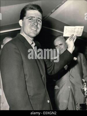 08 octobre 1966 - Gary joueur bat Nicklaus et conserve son Piccadilly World Match Play Championship : la star du golf sud-africain Gary Player a conservé son championnat du monde Piccadilly Match-Play à Wentworth aujourd'hui, quand il a battu l'Américain Jack Nicklaus 6 et 4. Photo montre Gary Player tient fièrement son palmarès vérifier. Banque D'Images