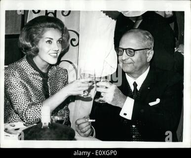 10 octobre 1966 - Le Baron James de Roths Weds Enfant Theatre Usherette. : 72 ans le Baron James de Roths enfant aujourd'hui marié 28 ans theatre usherette, Yvette Choquet, à Paris. La photo montre le couple toasting après le mariage civil à Paris. Banque D'Images