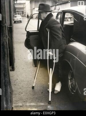 10 octobre 1966 - Charlie Chaplin retour au travail. Charlie Chaplin, 77, qui s'est cassé la cheville lors d'une chute à Pinewood Studios mardi dernier, était de retour au travail aujourd'hui. Tournage de son film La Comtesse de Hong Kong a terminé il y a quelques temps et il est de l'éditer avec son producteur. Photo : Keystone montre Charlie Chaplin vu sur des béquilles, comme il est arrivé en voiture à Pinewood Studios aujourd'hui. Banque D'Images