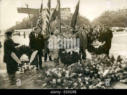 10 octobre 1966 - Anciens combattants de la Première Guerre mondiale célébrer la victoire au Moyen-Orient : les anciens combattants de la première guerre mondiale a célébré le 48e anniversaire de la victoire des alliés au Moyen-Orient aujourd'hui. Les anciens combattants de guerre portant une couronne sur la tombe du soldat inconnu ce matin. Banque D'Images