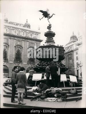 Le 12 décembre 1966 - Campagne des jeunes contre la faim 50 jeunes dans le cadre de la campagne contre la faim chez les jeunes prennent part à une semaine de Noël veillée et rapide dans Piccadilly Circus pour attirer l'attention sur le problème alimentaire mondial. La veillée qui a commencé la nuit dernière, prendra fin le vendredi 23 décembre. Tout en prenant part à la veillée, les jeunes dans des groupes de 12 - ne reste dans la plupart des cas, pour aussi longtemps que 24 heures. La photo montre un groupe de jeunes avec leurs bannières - dont un est vu endormi pendant la vigile d'aujourd'hui à Eros Statue dans Piccadilly Cicus. Banque D'Images