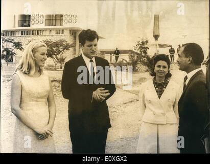 Le 12 décembre 1966 - Le sénateur Edward Kennedy se rend à la Mer Morte : photo montre le sénateur Edward Kennedy, des États-Unis, en photo avec sa femme, sur la gauche, au cours d'une visite à la mer Morte, accompagné par le Roi Hussein de Jordanie, sur la droite. Banque D'Images