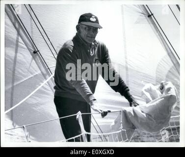 Le 12 décembre 1966 - Lone yachtsman Francis Chichester est éperonné par bateau de pêche : Francis Chichester, le Lone yachtmen, a été blessé aujourd'hui (déc. 7) lorsque son ketch Spongieuse IV a été imposé par une meilleure pêche au large de la côte Victoria aujourd'hui. Il a dit à un journaliste en mer, 50 milles au large de l'entrée des lacs ''My plus grave incident s'est passé'' ce matin lorsque j'ai été percuté par un battement de pêche. photo montre Francis Chesterton dans gypsy math photographe d'un chalutier 30 miles au large de la côte de l'époque victorienne sur la dernière étape à Sydney. Banque D'Images