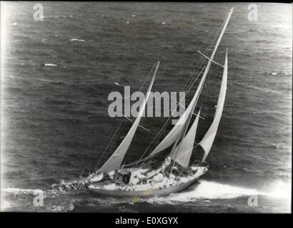 Le 12 décembre 1966 - LONE YACHTSMAN britannique s'APPROCHE DE PORT AUSTRALIEN SUR SON VOYAGE AUTOUR DU MONDE : Lone, yachtsman britannique 65 ans Banque D'Images