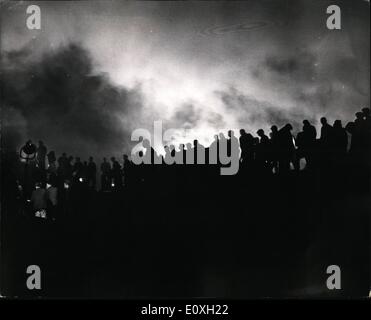 10 octobre 1966 - sans frais s'élève à Aberfan Disaster. : Le nombre de morts dans l'Aberfqan encore catastrophe augmente. La dernière figure aujourd'hui est de 116 organes - Seulement sept d'entre eux les adultes - remise de l'école, après le voyage d'hier le charbon d'avalanche. Photo montre les sauveteurs qui peinent en nocturne dans la zone sinistrée à Aberfan hier soir. Banque D'Images