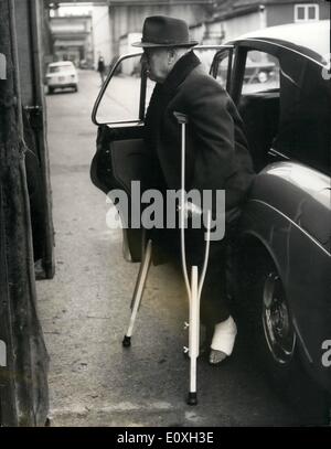 10 octobre 1966 - Charlie Chaplin Retour au travail. Charlie Chaplin, 77, qui s'est cassé la cheville lors d'une chute à Pinewood Studios mardi dernier, était de retour au travail aujourd'hui. Tournage de son film La Comtesse de Hong Kong a terminé il y a quelques temps et il est de l'éditer avec son producteur. Photo : Keystone montre Charlie Chaplin vu sur des béquilles, comme il est arrivé en voiture à Pinewood Studios aujourd'hui. Banque D'Images