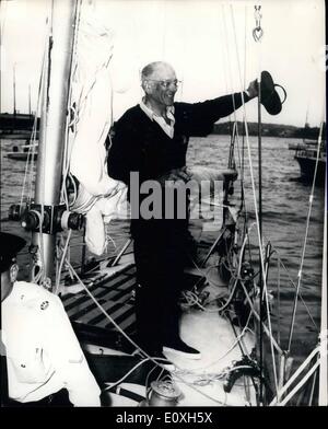 12 déc., 1966 - Francis Chichester héros donné à Sydney. Navigateur solitaire Francis Chichester dans son ketch Spongieuse IV, navigué triomphalement dans le port de Sydney, après son épopée 13 750 km Voyage de Plymouth, en Angleterre, ce qui lui a pris 108 jours. Des milliers d'australiens se pressant dans le port lui a donné un message de bienvenue du héros. Photo : Francis Chichester, le Lone yachtsman salue la foule de son ketch Spongieuse IV à son arrivée dans le port de Sydney. Banque D'Images