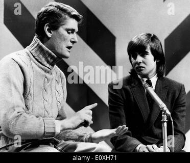 Monkee Davy Jones d'être interviewé par Peter Murray sur 'Top of the Pops' Banque D'Images