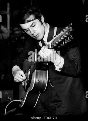 Chanteur Salvatore Adamo n'effectue au Théâtre Olympia Banque D'Images