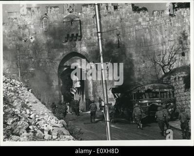 00 déc., 1967 - Jérusalem 6 jour la guerre des soldats israéliens en tenant la vieille ville. Banque D'Images