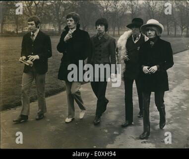 01 janvier, 1967 - Les Rolling Stones pour l'Ed Sullivan Show : Il y avait un photo-call à Londres cet après-midi pour les Rolling Stones.avant leur vol vers les États-Unis le vendredi 13 pour entreprendre le Ed Sullivan Show à la télévision dimanche le 15. Les pierres retour à l'Angleterre pour faire leur première apparition jamais le dimanche suivant sur l'émission de télévision de Palladium. Photo montre les Rolling Stones out walking in Green Park aujourd'hui. Ils sont Charlie Watts, Mick Jagger, Bill Wyman Keith Richard et Brian Jones. Banque D'Images