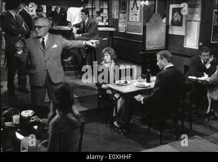 01 janvier 1967 - Shirley Maclaine co-stars avec Lex Barker : Shirley Maclaine co-stars avec Lex Barker, l'acteur américain de la renommée de Tarzan, dans le film ''Woman Times 7'' maintenant dans l'Est de Paris. Photo montre à droite Shirley Maclaine et Lex Barker dans une scène du film. Sur le côté gauche, Vittorio Di Sica, le réalisateur supervise la scène. Banque D'Images