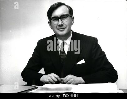 01 janvier 1967 - nouvel éditeur de l'époque ; M. William Rees-Mogg, 38 ans, vice-rédacteur en chef du Sunday Times, a été nommé rédacteur hier de l'époque. La nouvelle nomination a été annoncée hier par Times Newspapers Ltd., qui possèdent maintenant les temps et le Sunday Times. Photo montre M. William Rees-Mogg en photo aujourd'hui à l'office de l'éditeur à la fois aujourd'hui. Banque D'Images