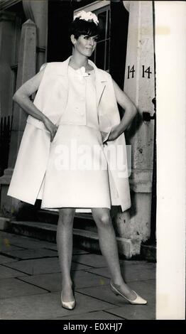 01 janvier 1967 - Hardy Amies Fashion Show. Photo Keystone montre : Philippa Wakeham, modèles Gay Divorce. une robe et une veste en pure soie blanche d'aujourd'hui à gazar montrant à Londres de la Hardy Amies Printemps et été Collection. H/Keystone Banque D'Images