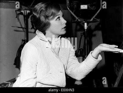 L'actrice Shirley MacLaine dans une scène de "Les femmes sept fois' Banque D'Images