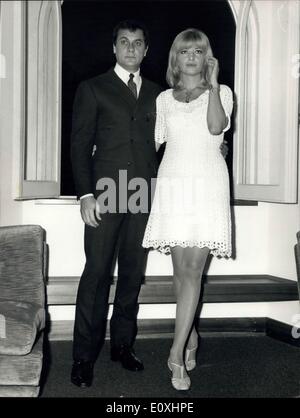 09 nov., 1966 - L'acteur américain Tony Curtis et blonde star Monica Vitti a tenu une conférence de presse pour le début du film ''La cintura di castita'' (la ceinture de chasteté). Photo montre Tony Curtis et Monica à la conférence de presse. Banque D'Images