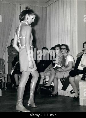 01 janvier 1967 - Le défilé de mode printemps-été est ouverte à Rome. La duchesse Marina Lante Della Rovere a montré sa collection printemps-été aujourd'hui à Rome. Certains portaient des princessess les modèles. Photo montre. Le français de la vicomtesse Filippa De Nanteuil porte une robe originale nommée ''bérénice' Banque D'Images