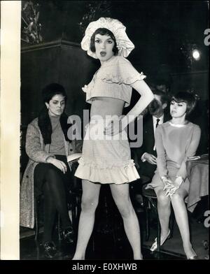 01 janvier 1967 - Mireille Mathieu assiste à un défilé de mode. : Mireille Mathieu, les 19 ans du chanteur français proclaime comme la nouvelle Edith Pief, ont assisté à la fashion shew détenues par victoire, les couturiers de Paris et spécialisée dans le ''prêt-à-porter''. Photo montre Mireille Mathieu (à gauche à l'arrière-plan), regarder un ensemble modélisé par un mannequin. Banque D'Images