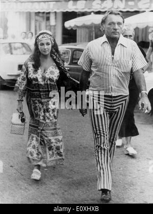 L'actrice Elizabeth Taylor à marcher avec son mari Richard Burton Banque D'Images