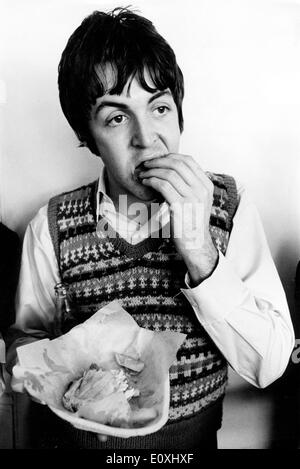 Les Beatles Paul McCartney sur manger une pause en tournée Banque D'Images