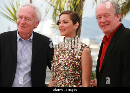 Cannes, France, 20 mai, 2014. Jean-Pierre Dardenne, Marion Cotillard et Luc Dardenne à l'appel de la photo pour le film Foxcatcher au 67e Festival de Cannes, le mardi 20 mai 2014, Cannes, France. Credit : Doreen Kennedy/Alamy Live News Banque D'Images