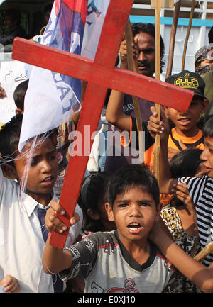 LAHORE, PAKISTAN- 20 mai : des militants pakistanais de la communauté chrétienne crier des slogans sur leurs demandes de Lahore au Pakistan le Mai 20,2014.Le programme Geo, Utho Jago, le Pakistan a fait une erreur de jugement critique en essayant de fusionner avec matériel religieux sensibles crass divertissement.(Photo de Rana Sajid Hussain/Pacific Press) Banque D'Images