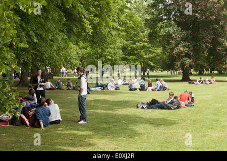 Cambridge, UK. 20 mai, 2014. Le mardi 20 mai, 2014 ; des foules de personnes bénéficiant du soleil dans les pièces des Christs Park, Cambridge UK. Le Met Office suggère que le présent mini-canicule est susceptible de mettre fin pour la plupart des gens au Royaume-Uni dans les vingt quatre heures de crédit : Kumar Sriskandan/Alamy Live News Banque D'Images