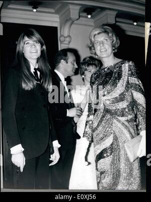 11 novembre 1966 - Françoise Hardy : veste et pantalon pour le dîner de gala d'opéra Spectacles : Françoise Hardy, le célèbre chanteur français, portait un smoking et pantalon noir à l'Opéra de Paris soirée de Gala. L'événement a été organisé par ''Le Firgaro'', le célèbre quotidien français qui est maintenant célébrant le centenaire de sa première publication en 1866. Photo montre : Françoise Hardy en photo avec mme Pompiduo, épouse du Premier ministre Georges Pompidou. Banque D'Images