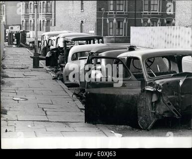 10 févr. 02, 1967 - Une horreur dans une rue de Londres : 8 voitures et cars se tenir parfaitement garé sur le bon côté de la route. Abandonné. Leur contenu et les pneus rayés. Leur carrosserie brûlé. Ils sont la mort et les blessures des pièges. Ils sont aussi une vue familière à la population de Cowan Street, Camberwell, dans le sud-est de Londres. Banque D'Images