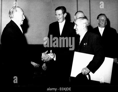 Dr. Konrad Adenauer présente des prix Banque D'Images