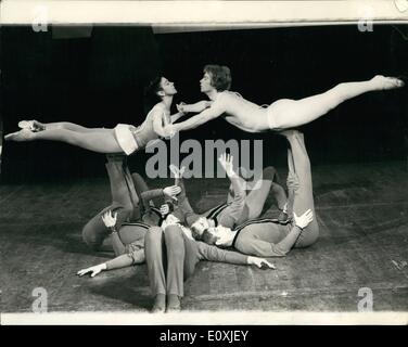 02 février 1967 - Répétition pour Paradis Perdu. : La première mondiale du ballet de Roland Petit Paradis perdu, avec Margot Fonteyn et Rudolf Noureev, sera donnée le jeudi (Feb 23rd) lors d'un gala en présence de la princesse Margaret et lord Snowdon, au Royal Opera House, Covent Garden une répétition générale a eu lieu aujourd'hui. Photo montre Margot Fonteyn et Rudolf Nurnyev, représenté aujourd'hui lors de cette répétition. Banque D'Images