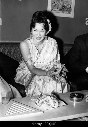 L'actrice Shirley MacLaine portant un sari indien lors d'une conférence de presse à Bombay Banque D'Images